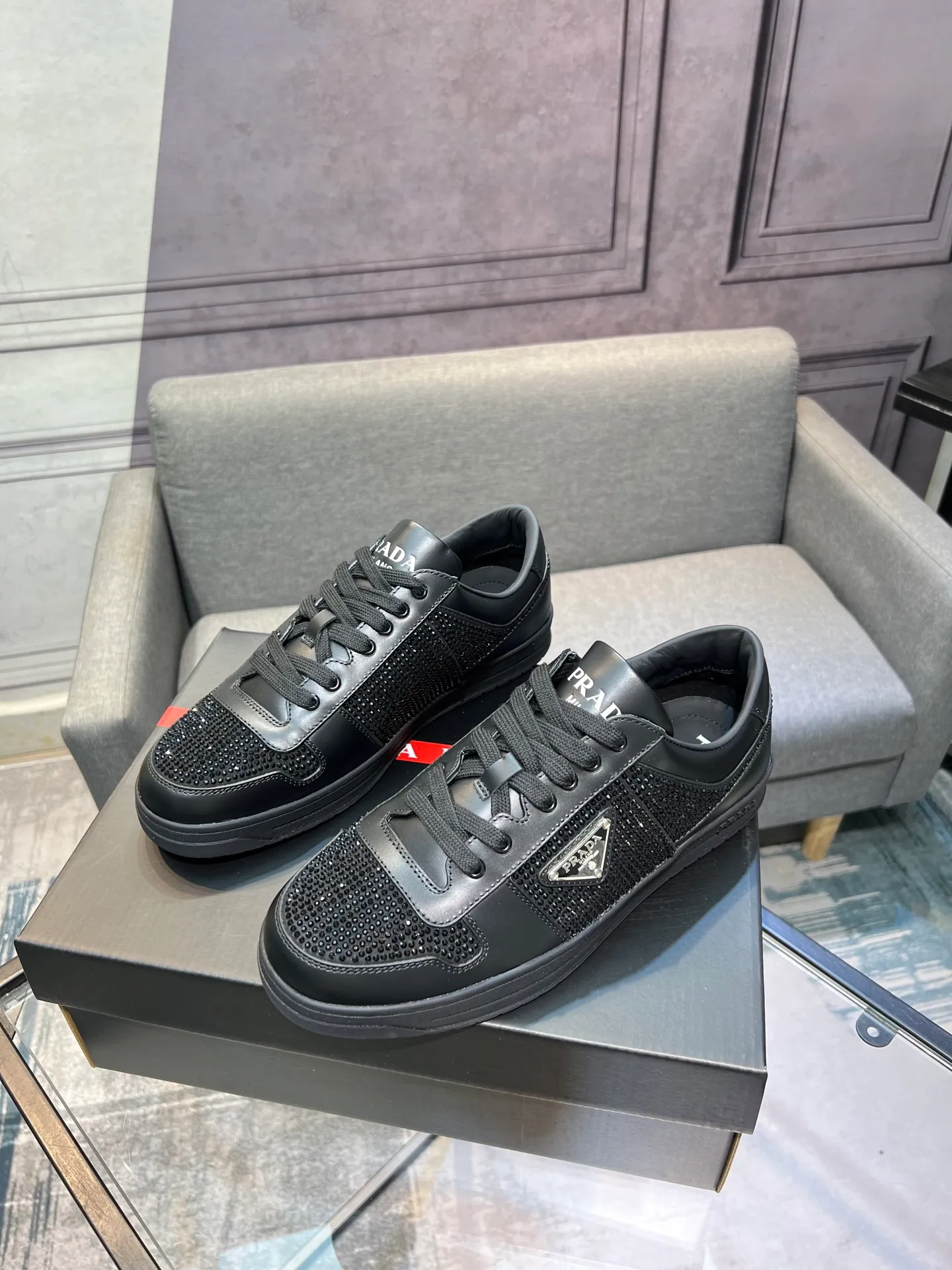 Men's shoes 💰660【PRADA】Prada ——High-end quality Original order ——Upper: 🔝Full calfskin, hot-drilling process, external seaming process of shoe collar, air-pressure brand logo on shoe body ——Inner lining: water-dyed cowhide ——Outsole: TPU molded outsole Super high quality control·Fine workmanship: highlighted (high-end·luxury·grade) -Size: 38-44 (45, 46, can be customized)